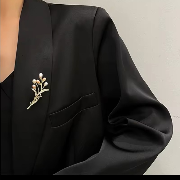 Elegant 14k Gold plated Pearl Brooch - Picture 2 of 3